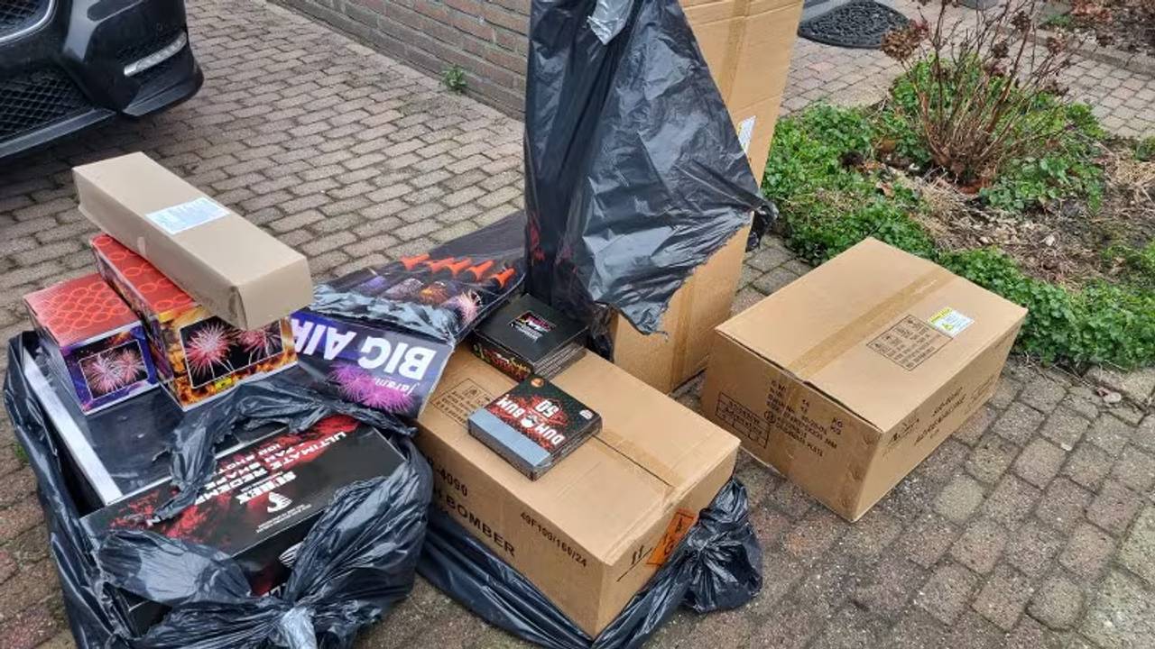 Bij de doorzoekingen in West-Brabant heeft de politie 170 kilo illegaal vuurwerk gevonden (foto: politie.nl)