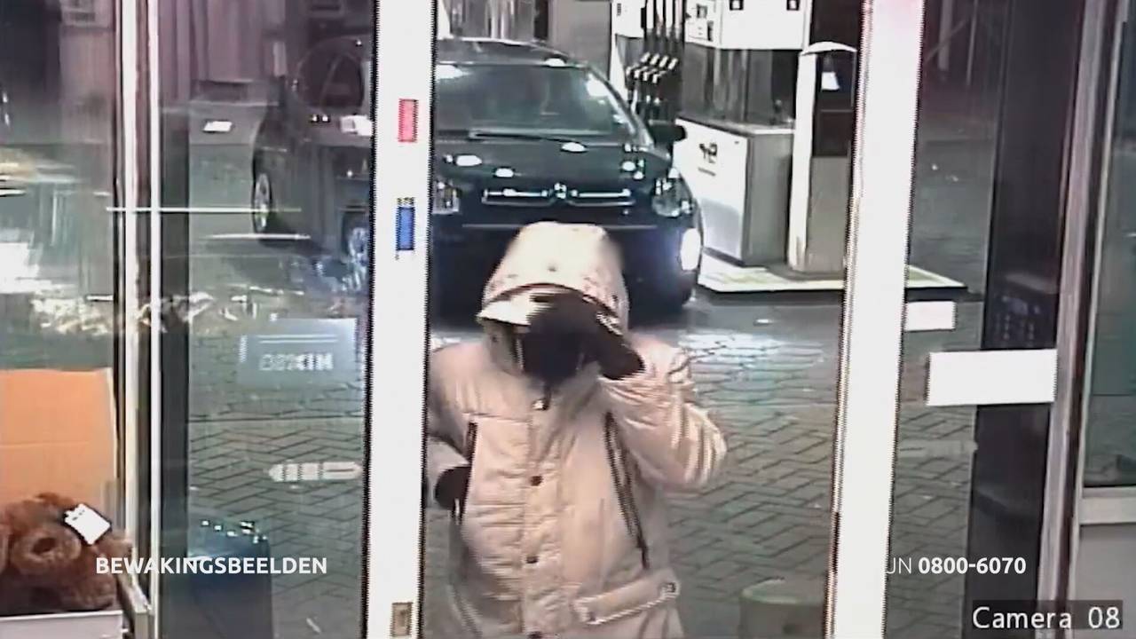 Overvaller komt het tankstation binnen (Foto: Bureau Brabant)