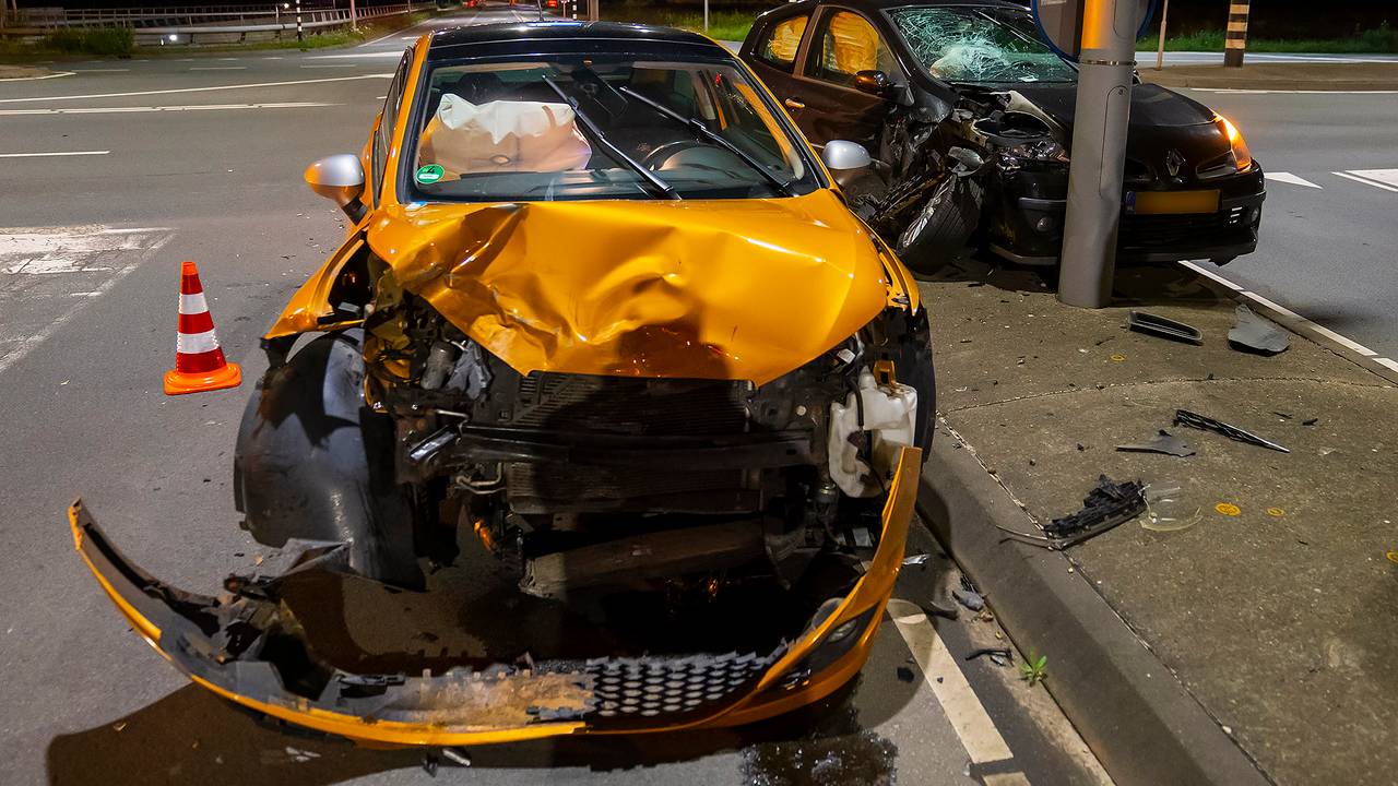 Botsing tussen twee auto's in Oss (Foto: Gabor Heeres/SQ Vision)