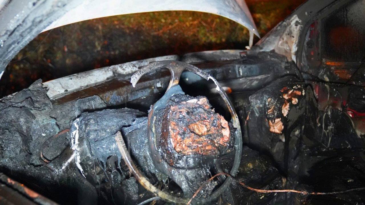 De auto werd door de brand verwoest (foto: Bart Meesters).