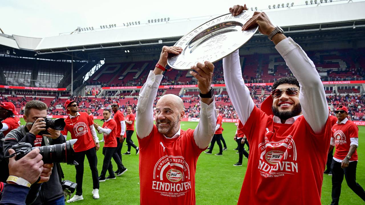 Bosz en Saibari vieren feest bij het kampioenschap (foto: ANP).