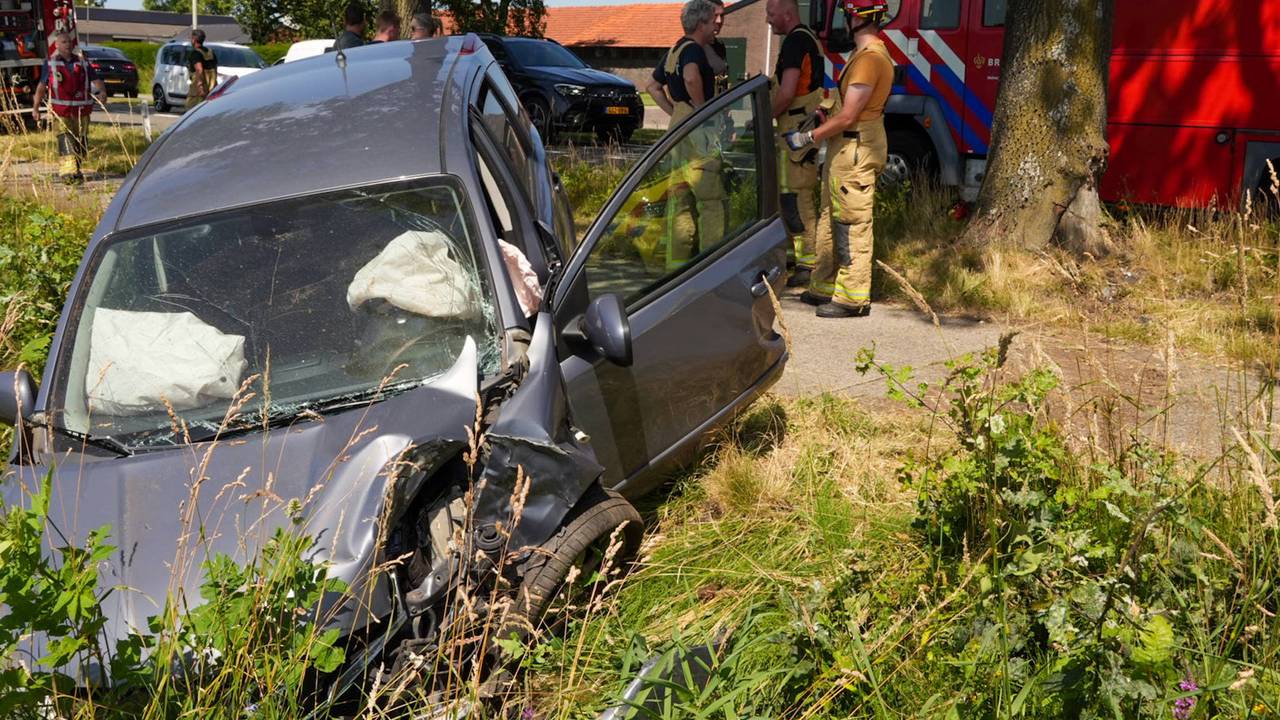 De wagen raakte van de weg (foto: Harrie Grijseels/Persbureau Heitink).