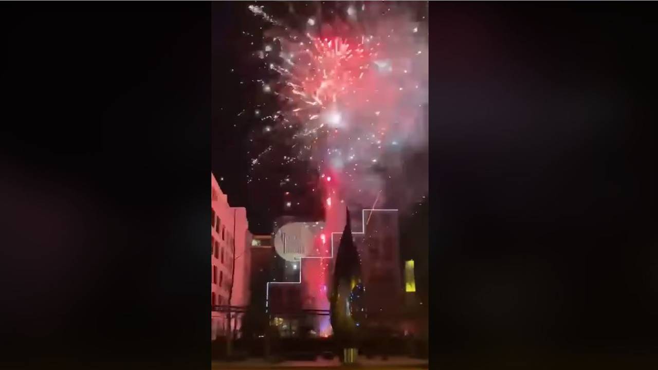 Vuurwerk boven het hotel.