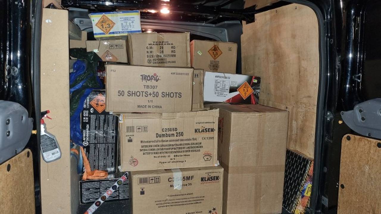 De bestelbus zat vol met illegaal vuurwerk (foto: politie Ede).