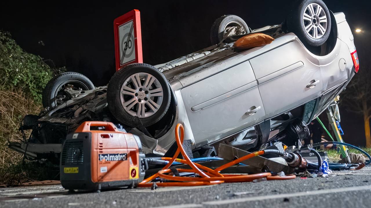 Une voiture quitte le viaduc et tombe plusieurs mètres plus bas