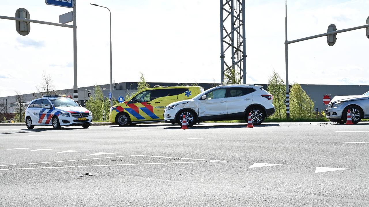 Het ging mis op de kruising van de Franklin Rooseveltlaan met het Breepark in Breda (foto: Perry Roovers/SQ Vision).