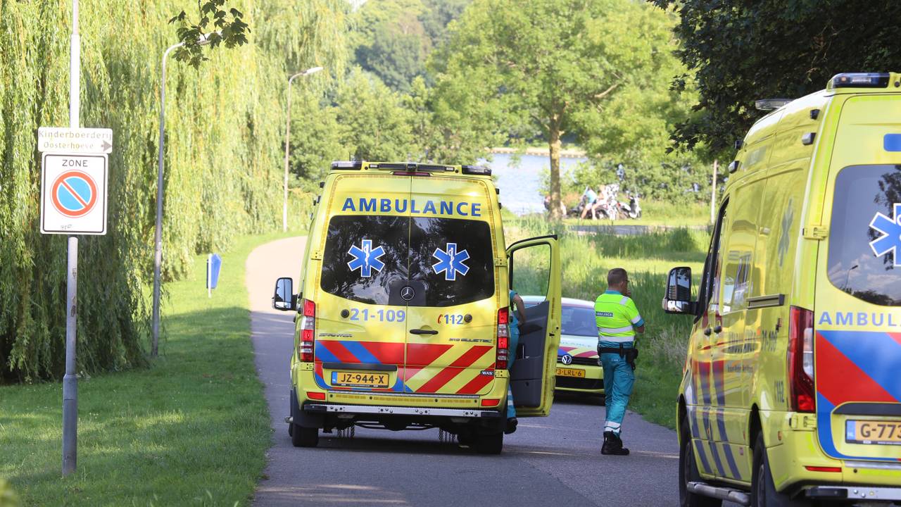 Ambulances kwamen ter plekke bij de Oosterplas. (Foto: Bart Meesters / SQ Vision)