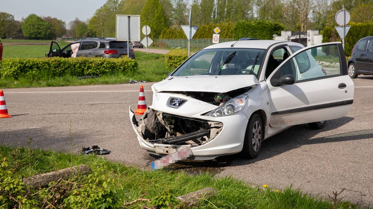Uit voorzorg werden na de botsing in Wouwse Plantage een vrouw en kind naar een ziekenhuis gebracht (foto: Christian Traets/SQ Vision).
