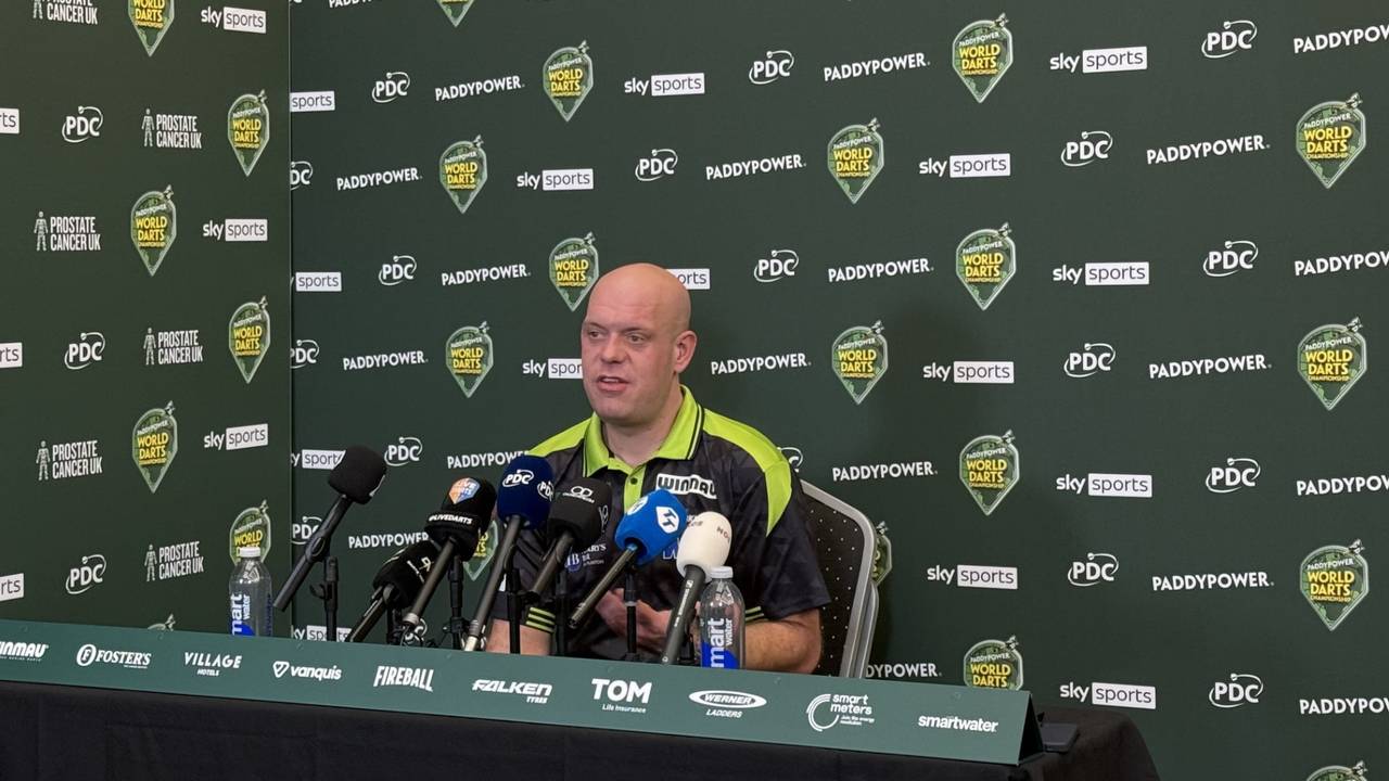 Michael van Gerwen op de persconferentie na zijn gewonnen wedstrijd tegen Tsatsunami op het WK Darts