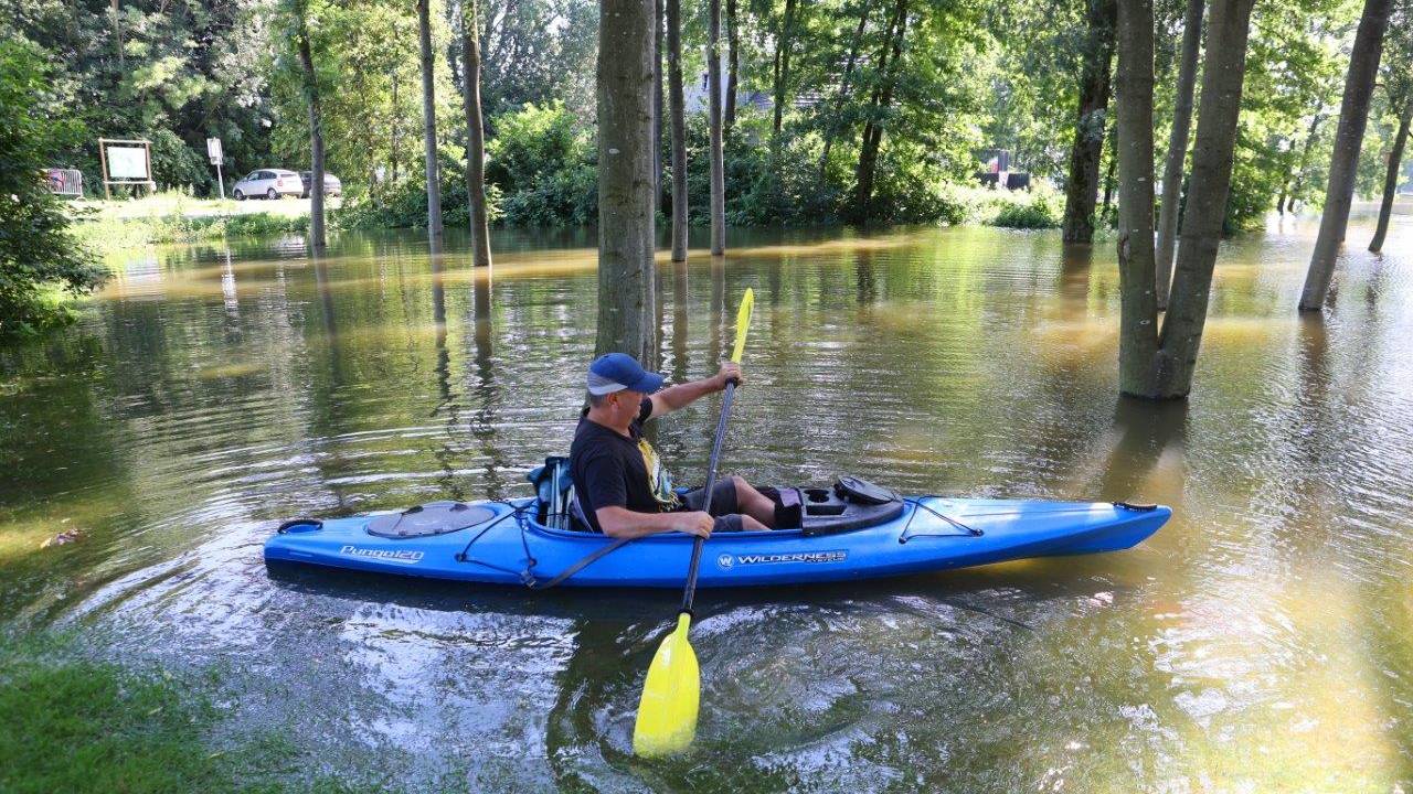 Deze kanoër bij de Zandmeren in Kerkdriel kon het hoge water niet weerstaan. (Foto: Bart Meesters / Meesters Multi Media)