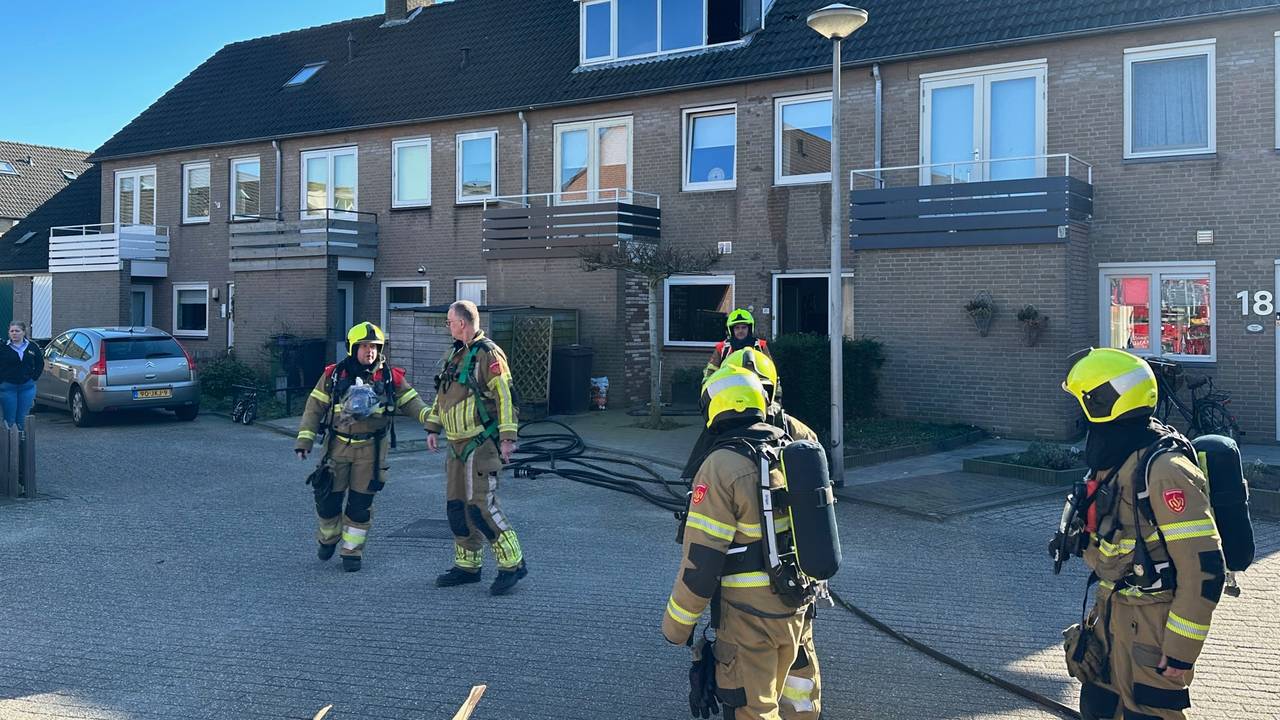 De brandweer bij het huis aan de Van Kinsbergenstraat in Drunen (foto: Bart Meesters).