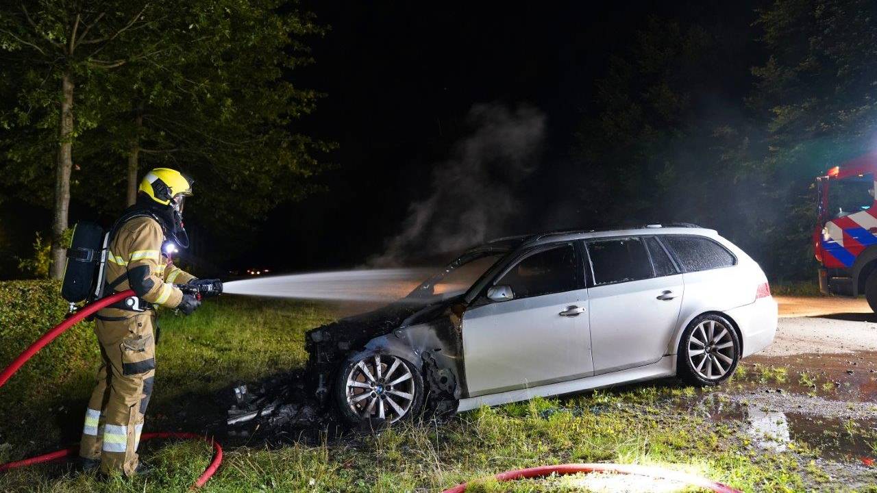 De brandweer bluste de auto aan de Oosterplasweg in Den Bosch (foto: Bart Meesters).