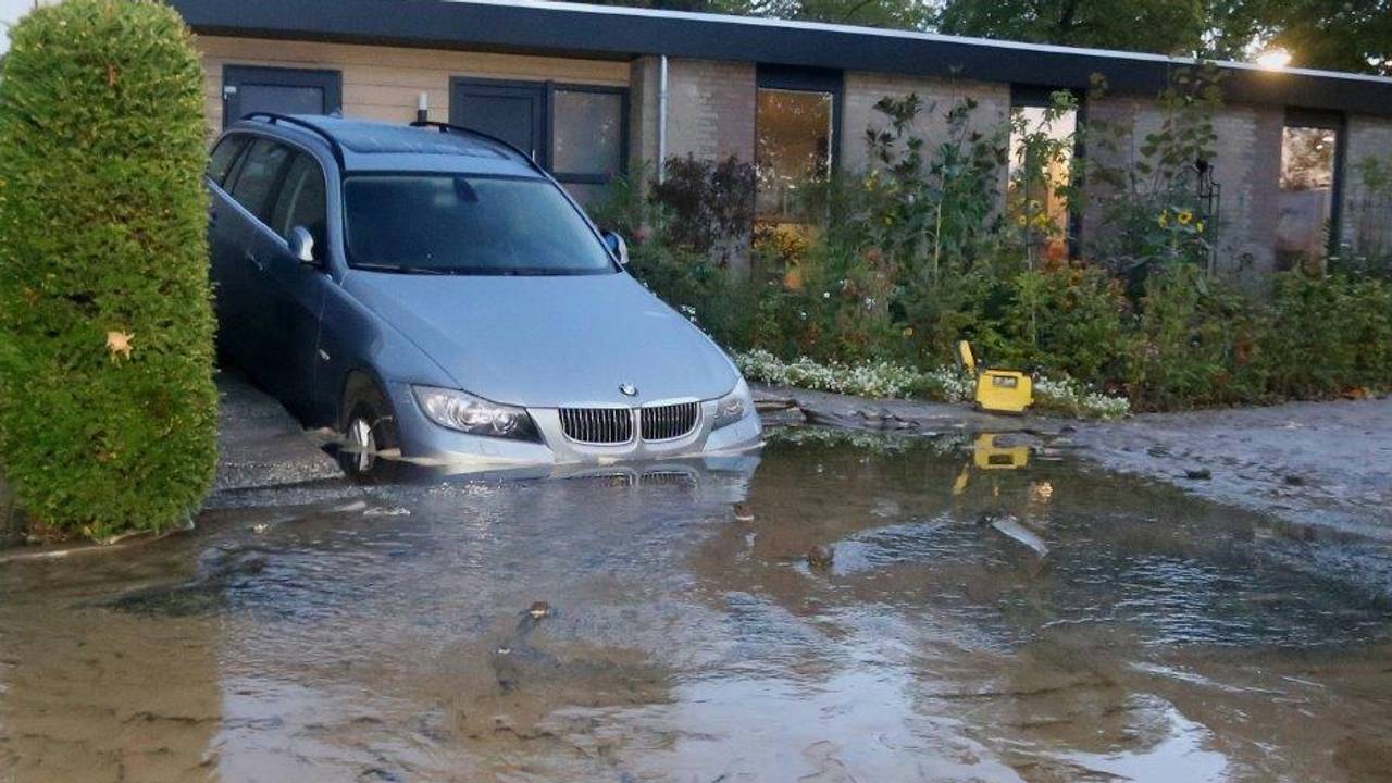 De auto van Janine zakte in een sinkhole (foto: Bart Meesters/SQ Vision).