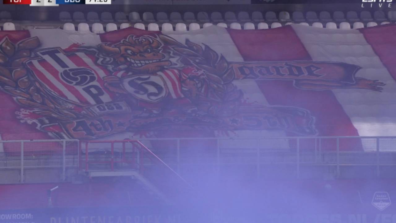 De wedstrijd TOP Oss - FC Den Bosch is tijdelijk stilgelegd nadat er blauwe rook het stadion in kwam (foto: ESPN)