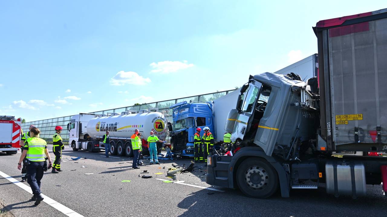 A16 Weer Open Na Ongeluk Met Vrachtwagens Bij Knooppunt Galder - Omroep ...