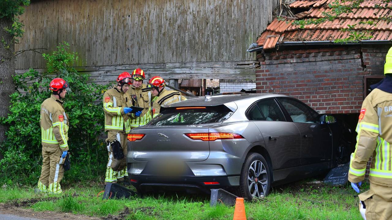 De auto ramde een deel van de gevel eruit. (Foto: Johan Bloemers / SQ Vision Mediaprodukties)