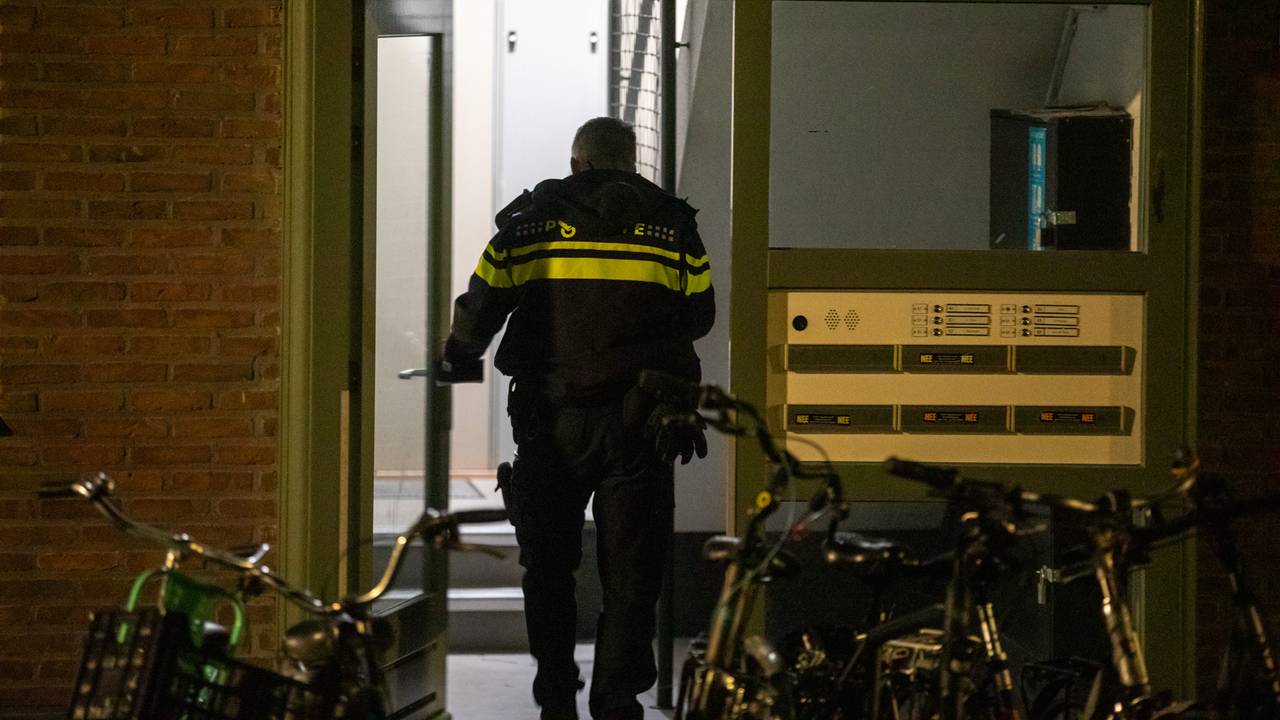 De politie onderzoekt de overval in een huis aan de Jan Dercksstraat in Bergen op Zoom (foto: Christian Traets/Persbureau Heitink).