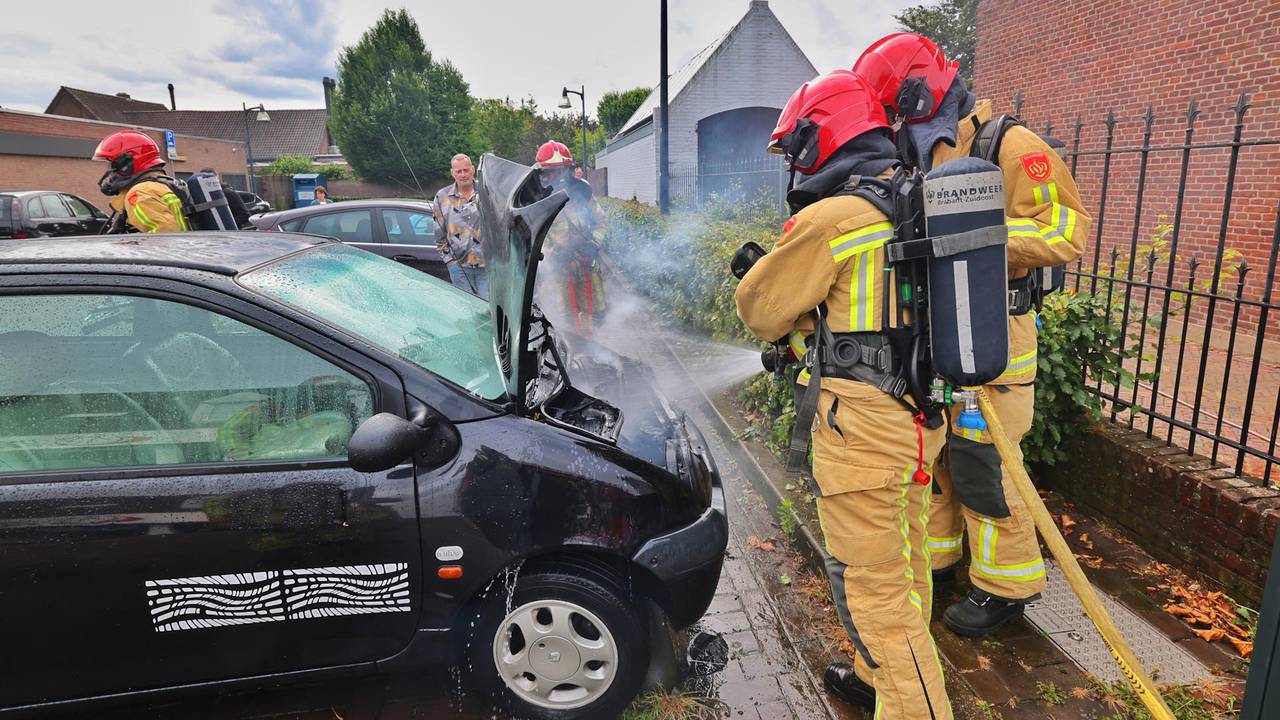 Brandschade aan auto in Veldhoven (Foto: Rico Vogels/SQ Vision)