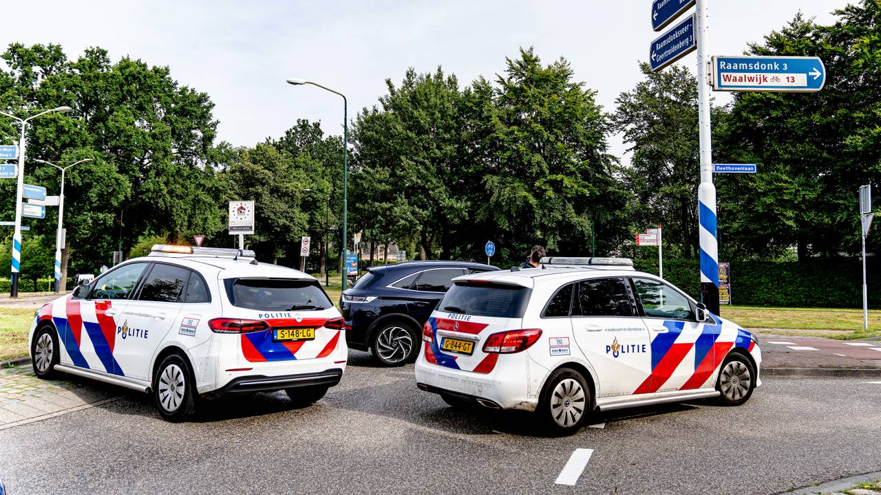 De politie is op zoek naar de bestuurder van de auto (foto: Marcel van Dorst/Eye4Images).