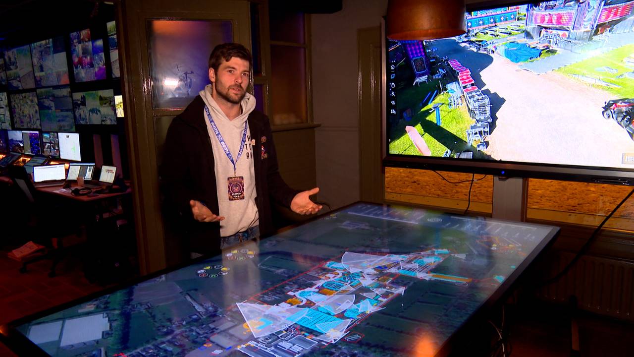 Sven verzorgt alle techniek die wordt gebruik voor de veiligheid op Paaspop (foto: Omroep Brabant).