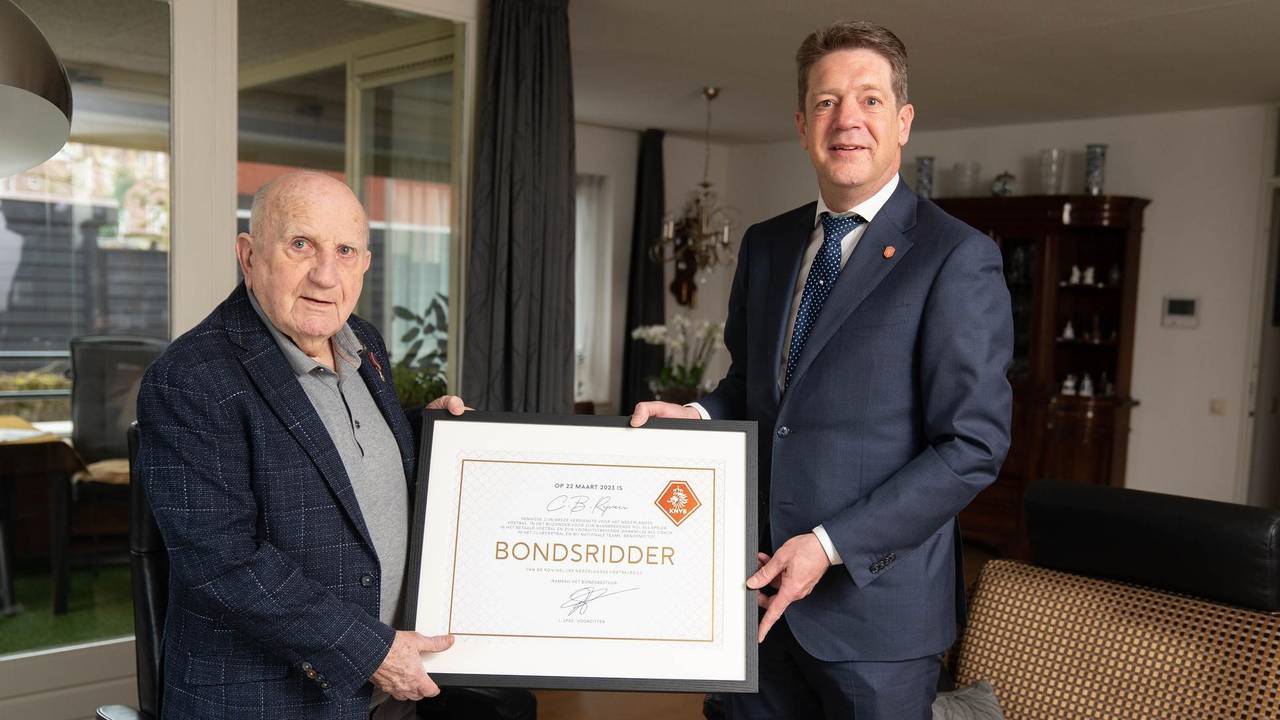 Kees Rijvers (96) en bondsvoorzitter Just Spee (rechts).