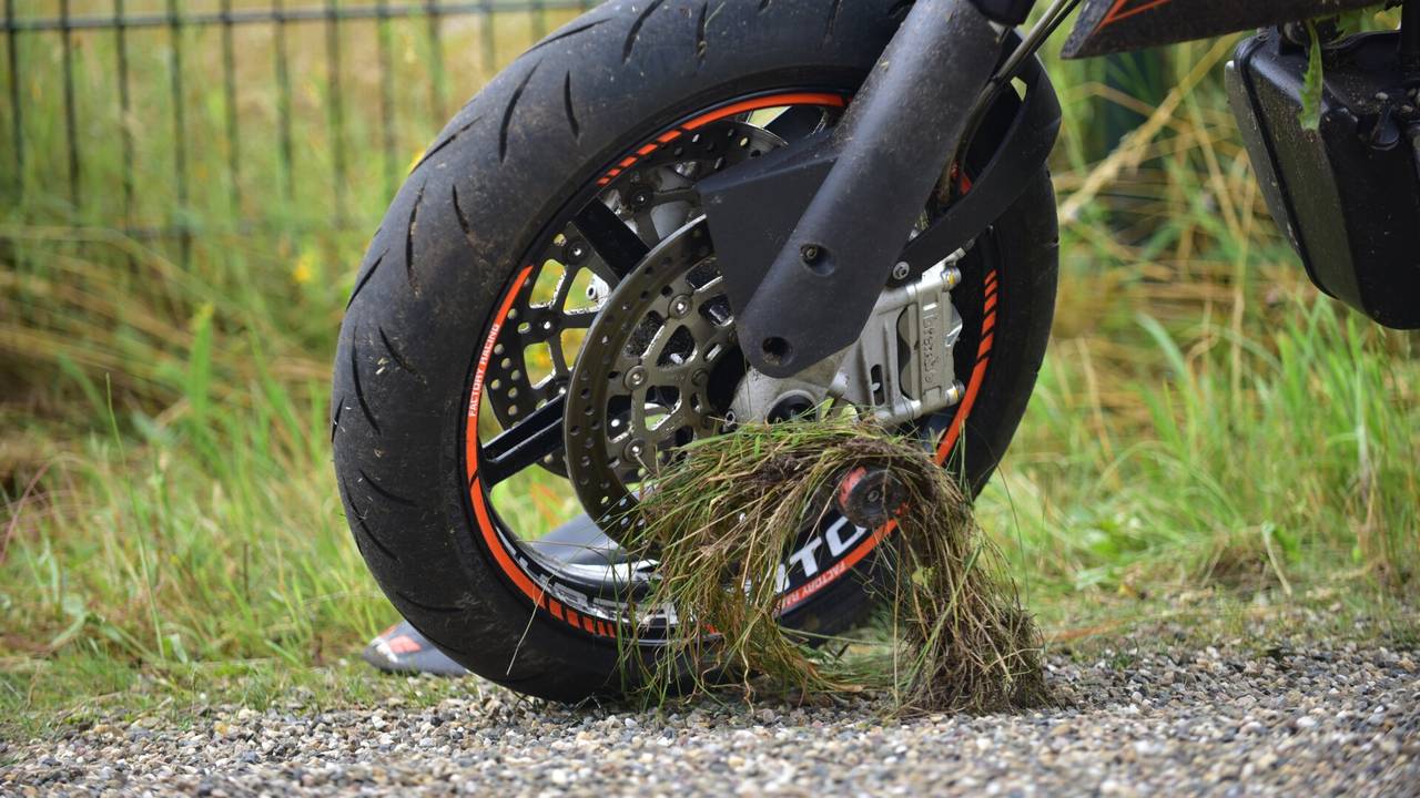 Volgens een agente is de kiezellaag op de Klaterspeelweg in Maarheeze veel te dik (foto: Johan Bloemers/SQ Vision).