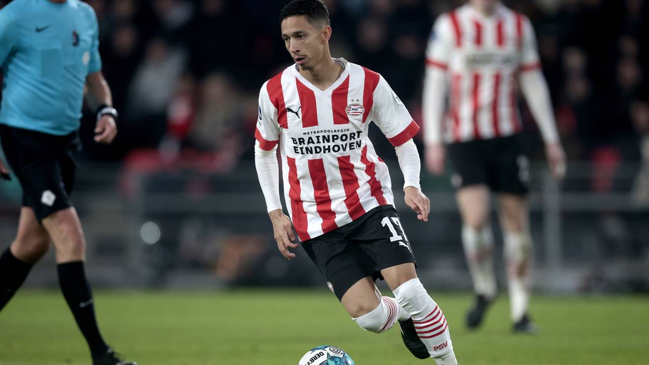 Mauro Júnior in actie tijdens de bekerwedstrijd PSV - ADO Den Haag (foto: ANP).