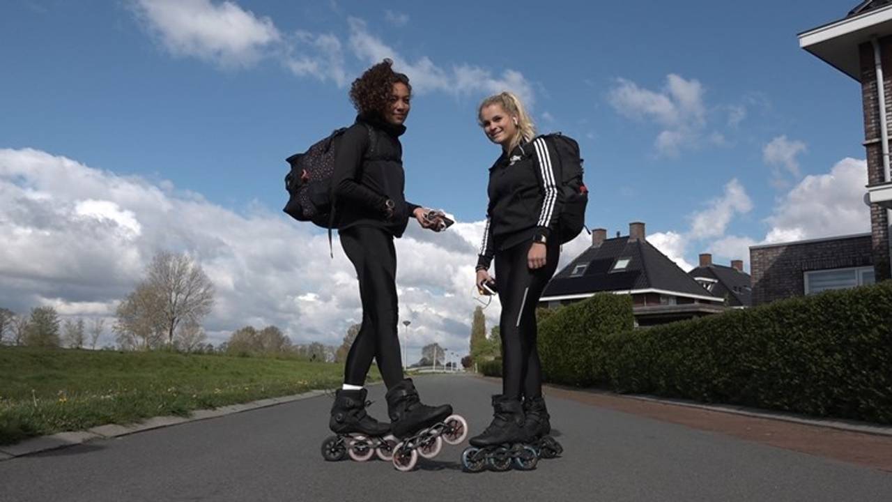 Ruby en Sacha leggen 600 kilometer af op de skeelers. (Foto: RTV Drenthe)