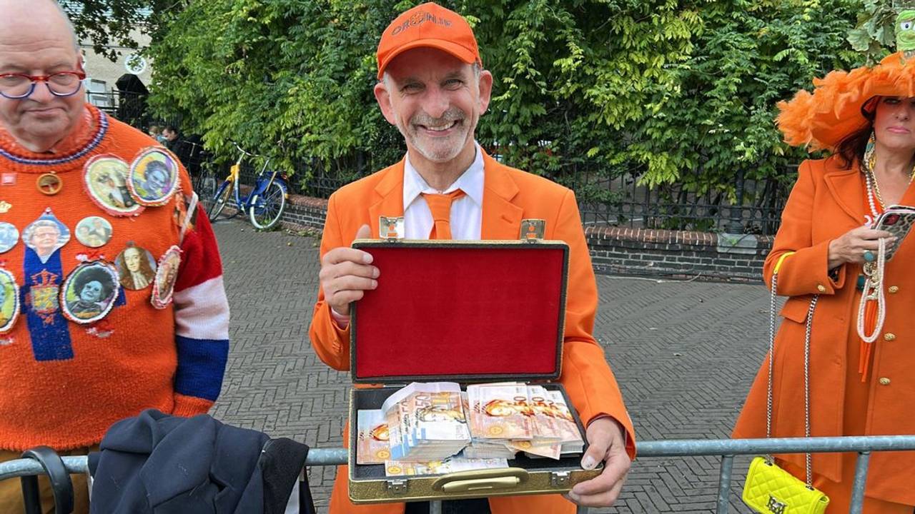 Johan Vlemmix toen hij nog dacht de koninklijke familie te kunnen zien (bron: Omroep West).