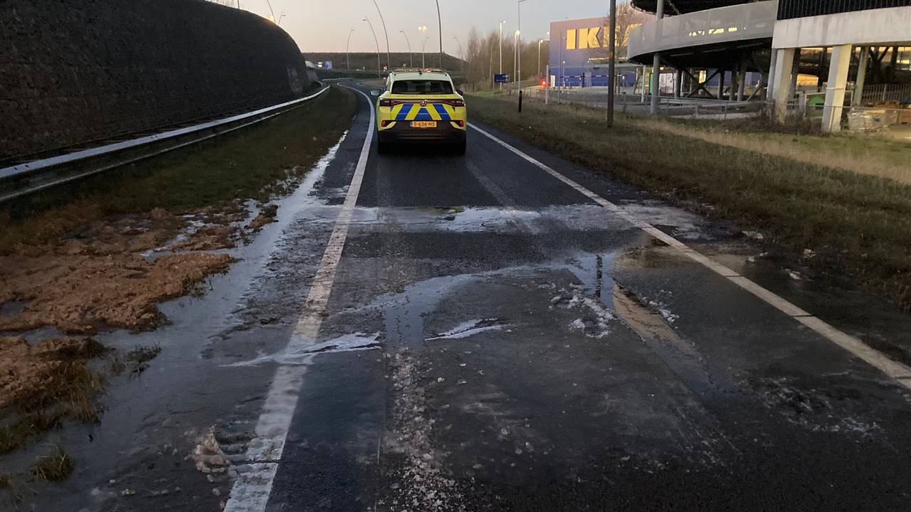 De weg richting industrieterrein Ekkersrijt is erg glad (foto: Rijkswaterstaat).