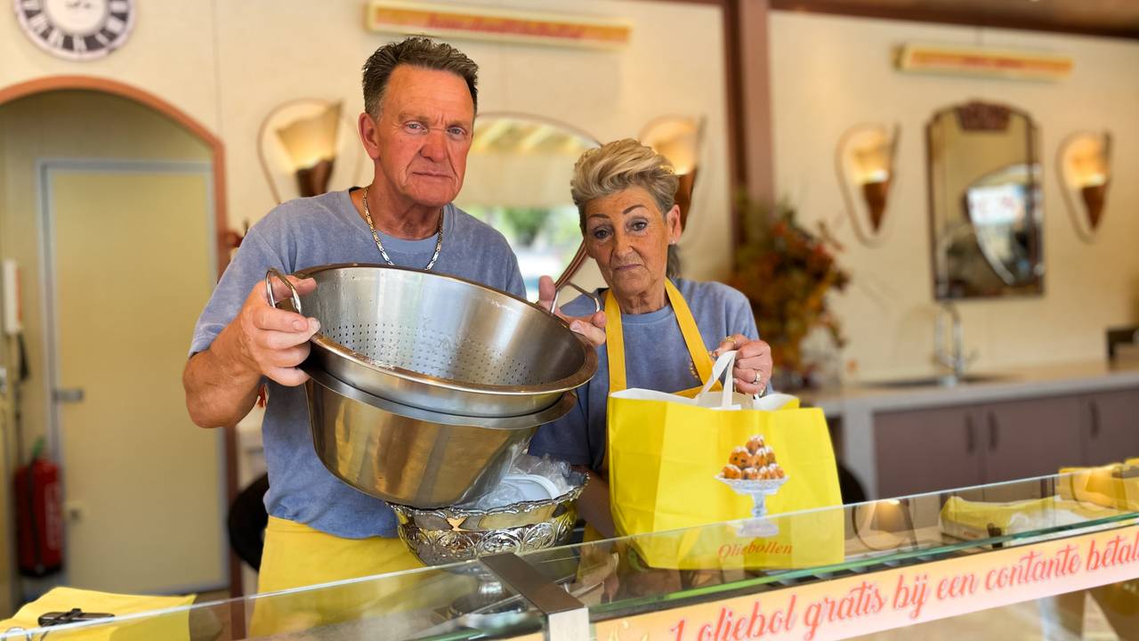 Piet en Henny stonden de afgelopen maanden piekerend in hun oliebollenkraam (foto: Rochelle Moes).