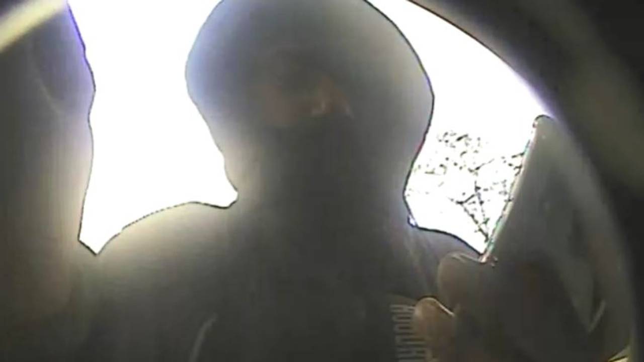 Deze man stal geld met de pinpas van de bejaarde vrouw uit Deurne (foto: politie).