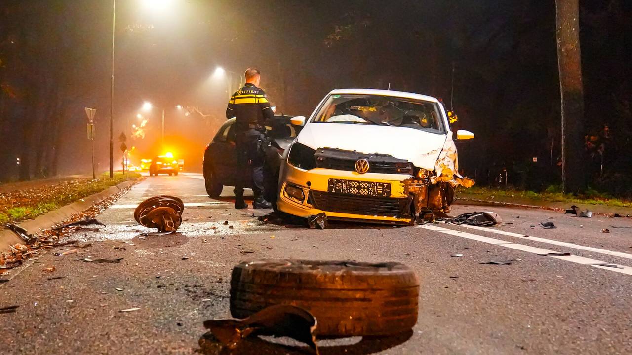 De drie auto's raakten bij de botsing total loss (foto: Harrie Grijseels/SQ Vision).