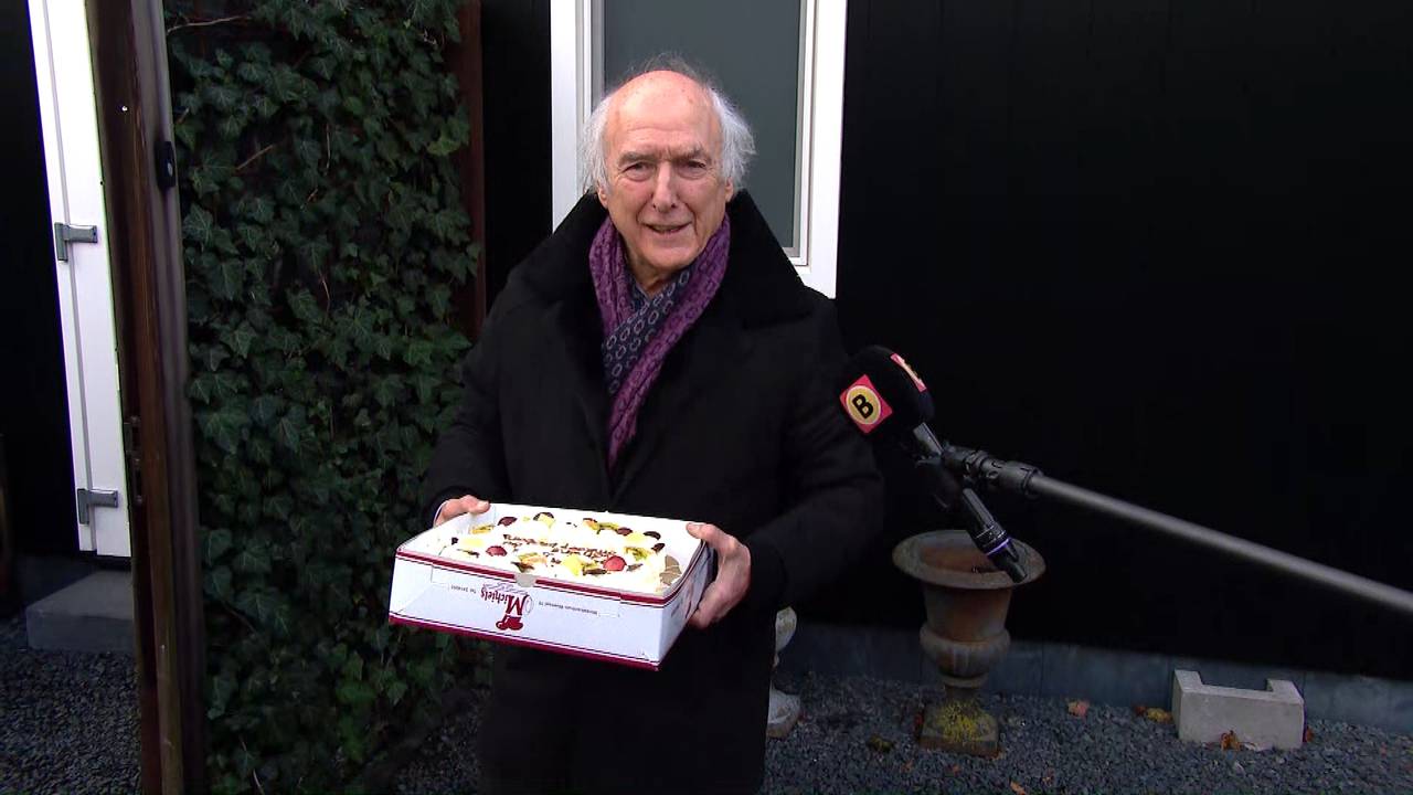 Een taart voor de jarige Peter Koelewijn.