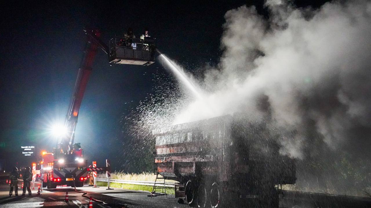 Vrachtwagen vat vlam op A67 bij Geldrop, weg was urenlang dicht - Vimarsana News