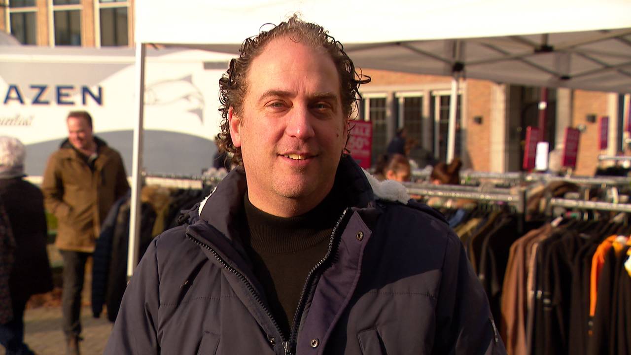Joep's kledingzaak mag niet open, dus werd hij marktkoopman