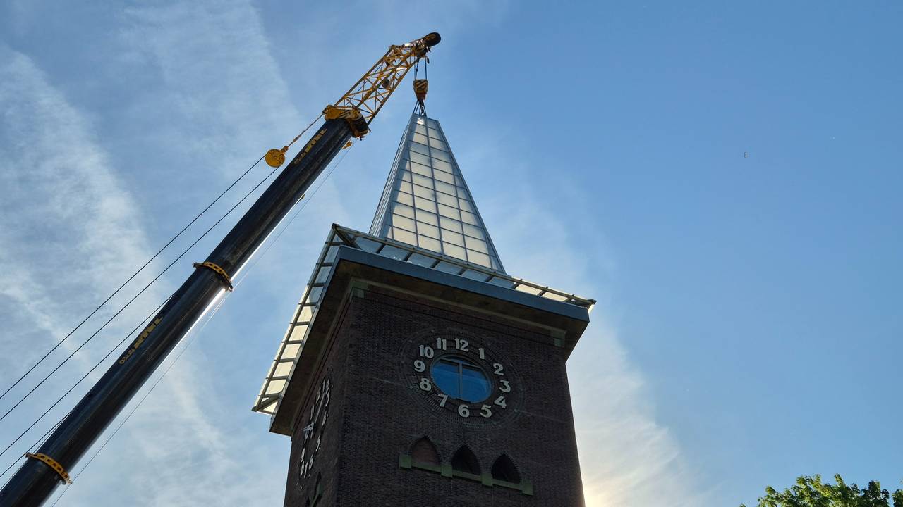 De torenspits staat bijna op de toren (foto: Niek de Bruin).