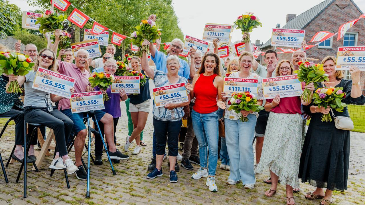 De dolblije winnaars op een rij (Foto: Postcode Loterij)