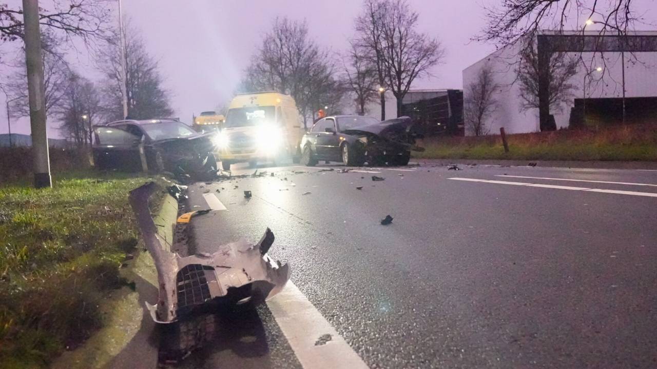 Vrouw gewond na botsing tussen twee auto's (foto: Harrie Grijsseels/SQ Vision).