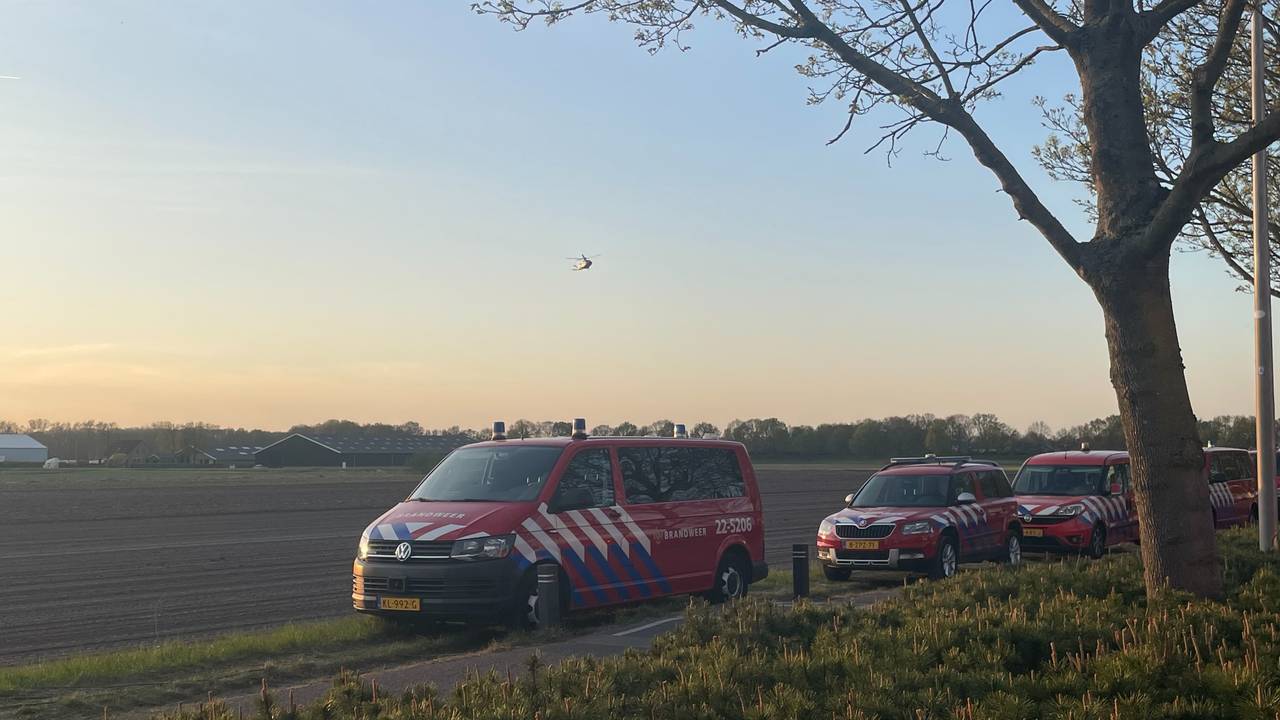 Een politiehelikopter cirkelt boven het gebied om het te verkennen (foto: Imke van de Laar).