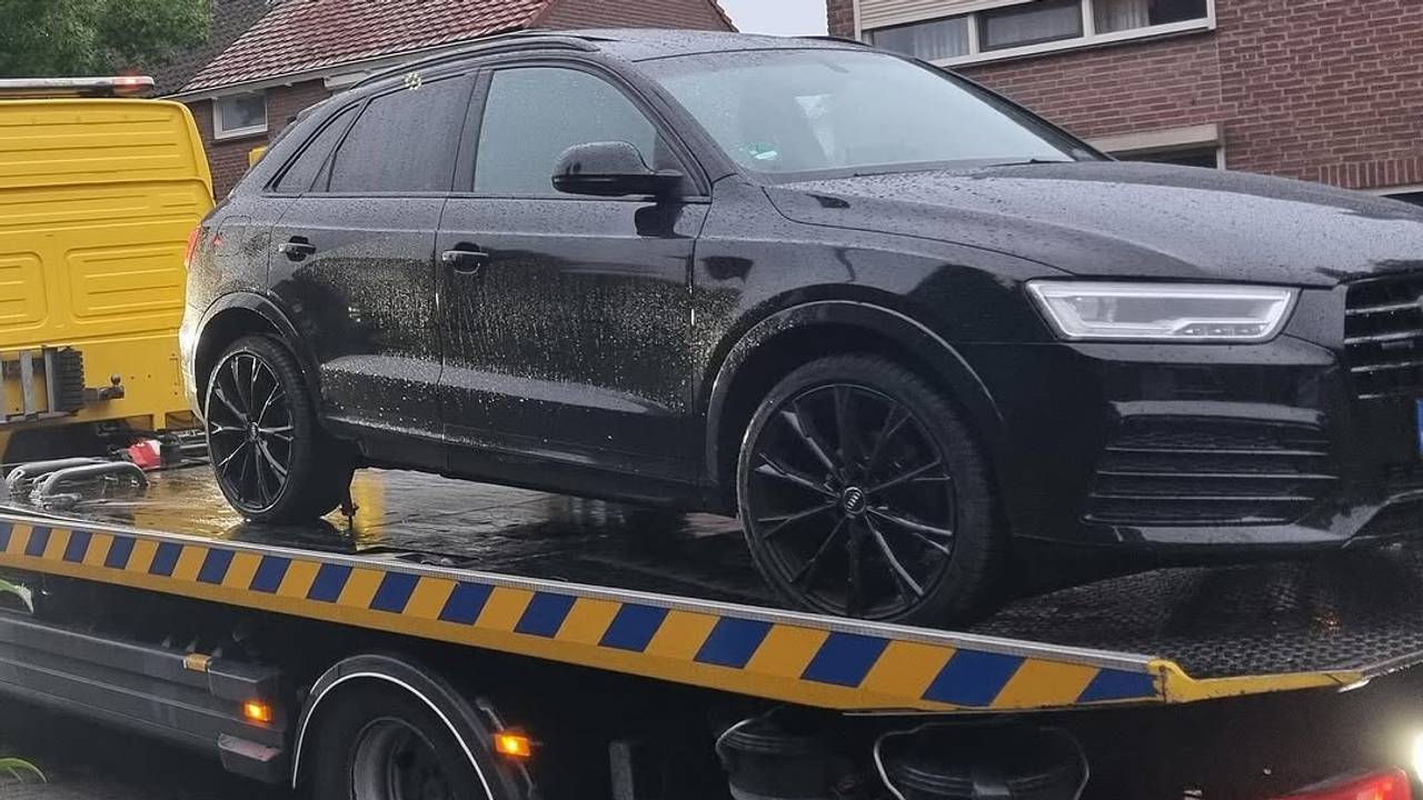 Auto scheurt met hoge snelheid woonwijk in op de vlucht voor de politie