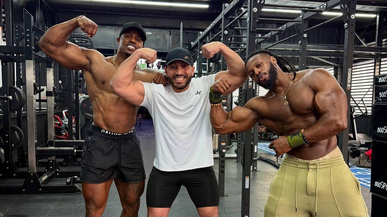Mo Bicep (midden) poseert voor een foto (Foto: Instagram).