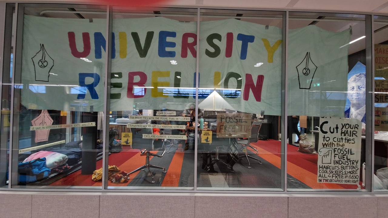 Spandoeken op de ramen in de TU/e (foto: Noël van Hooft)