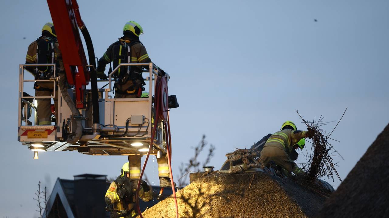 De brandweer aan het werk in Sint-Oedenrode (foto: Sander van Gils/SQ Vision).