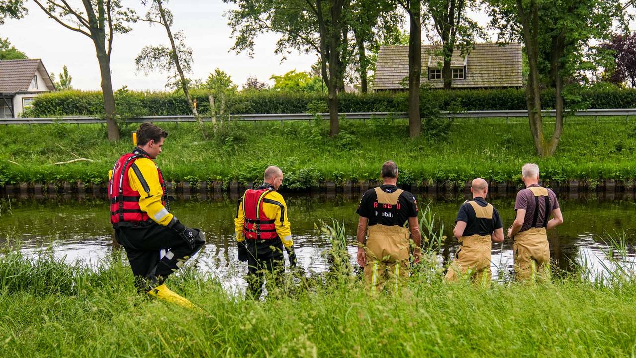 Vanmorgen werd het kanaal door de brandweerlieden vergeefs afgezocht (foto: Harrie Grijseels/SQ Vision).