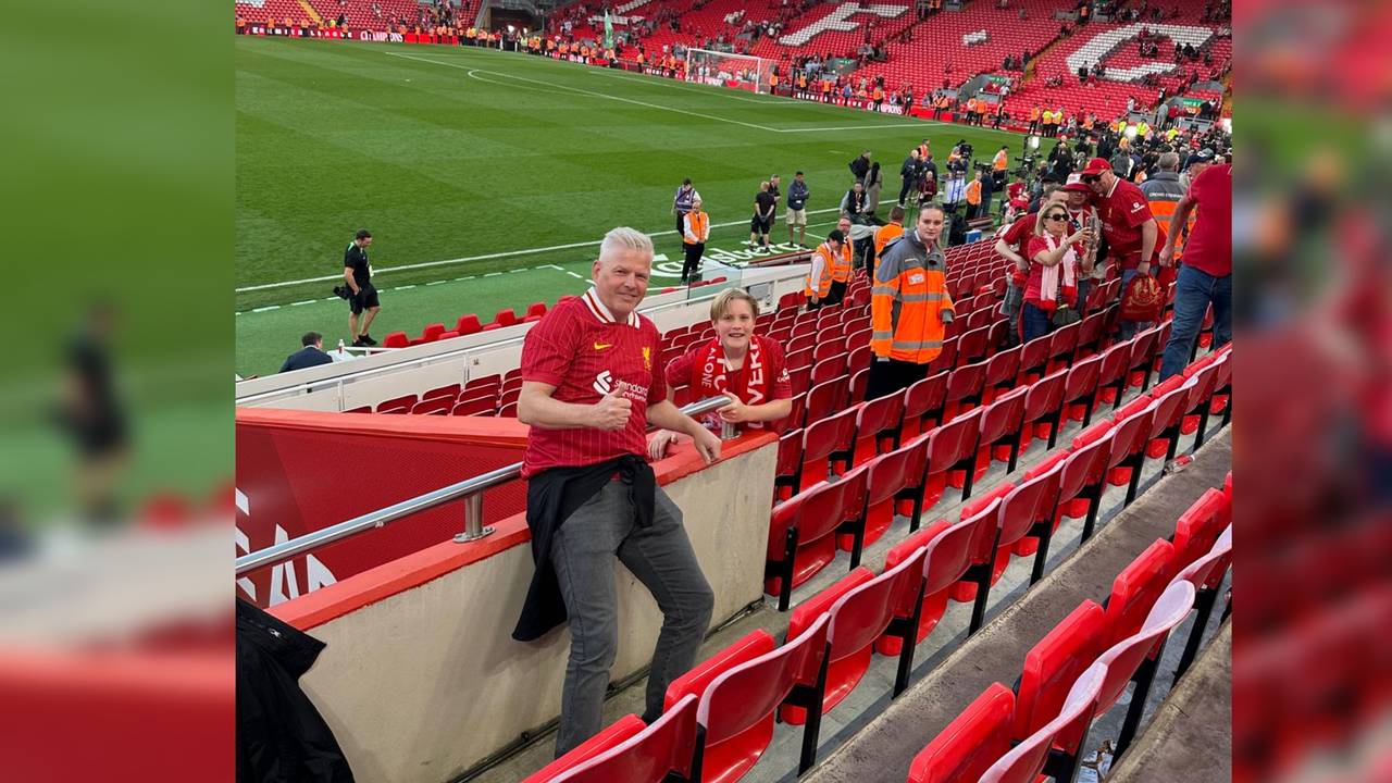 Jeroen en Bobbie bij hun zitplekken in het stadion (foto: Jeroen van Belkom).