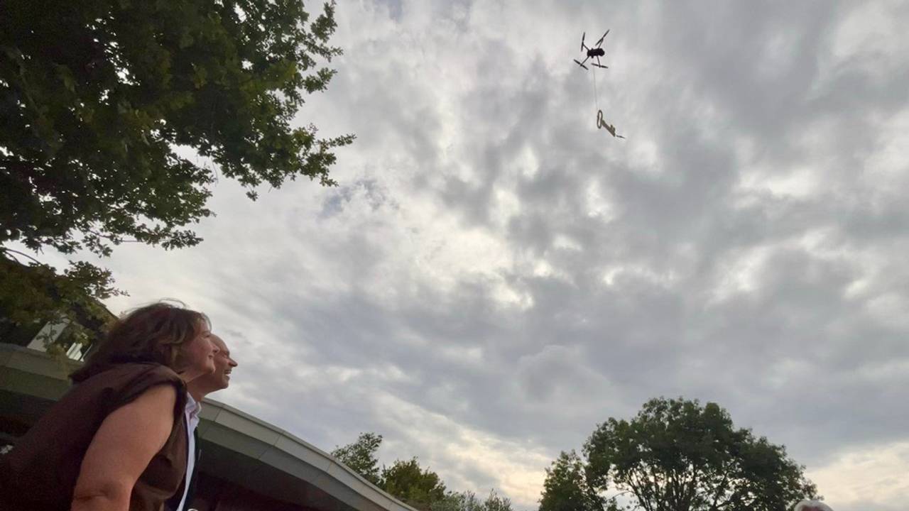 De sleutel van het hospice werd gebracht door een drone.
