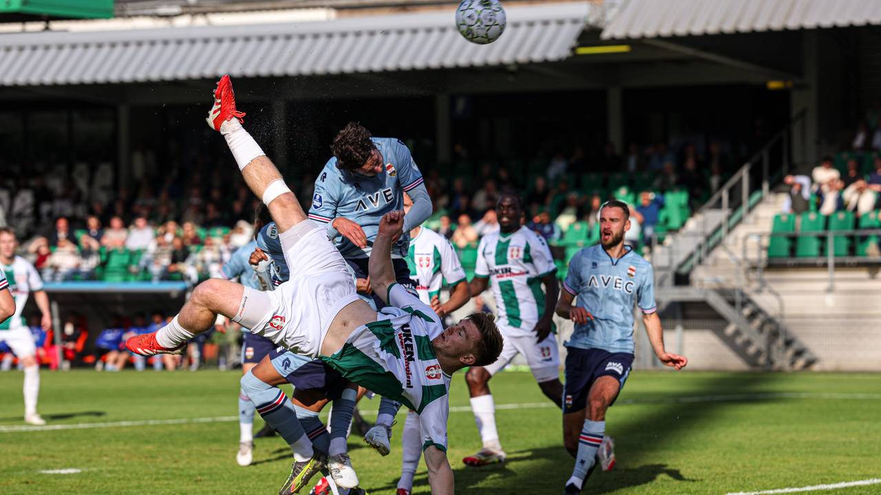 FC Dordrecht-spits Devin Haen met een spectaculaire omhaal tegen Willem II. (Foto: Ben Gal/Orange Pictures)