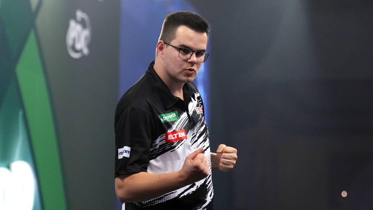 Gian van Veen wint en staat in de kwartfinale van het WK Darts (foto: ANP).