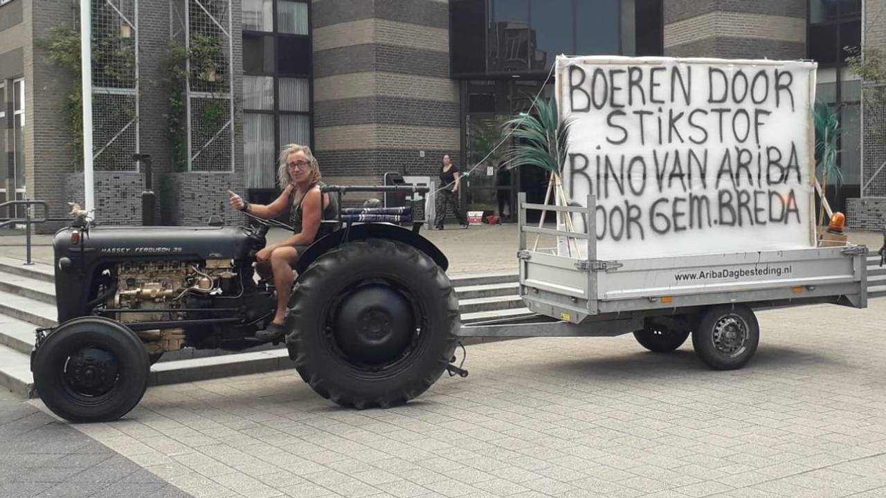 Rino Driessen protesteert met zijn trekker voor het stadskantoor in Breda.